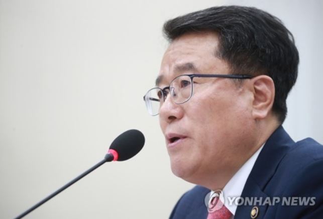 This photo, taken on Oct. 17, 2017, shows Nam Jae-cheol, the chief of the Korea Meteorological Administration, speaking during a parliamentary audit at the National Assembly in Seoul. (Yonhap)