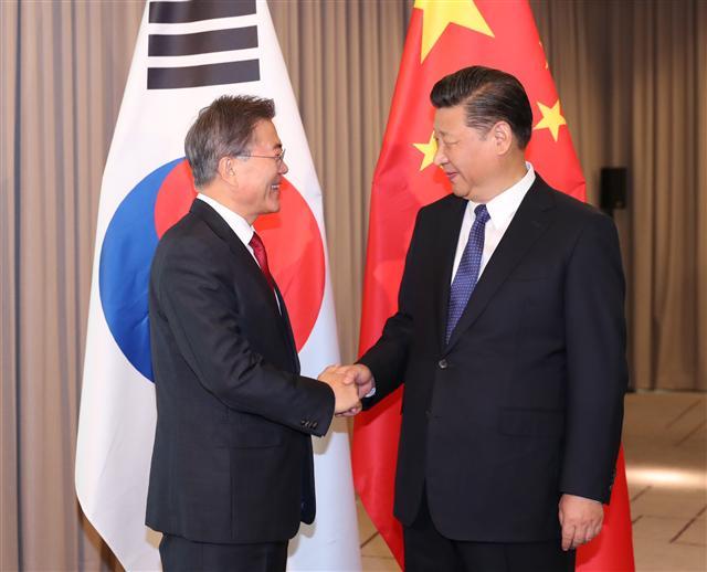 문재인 대통령이 11월 10∼11일 베트남 다낭에서 열리는 APEC(아시아태평양경제협의체) 정상회의 석상에서 시진핑(習近平) 중국 국가주석과 두 번째 양자 정상회담을 한다. 양국 정상회담은 31일 한중관계 개선 관련, 양국 간 협의  결과에 언급된 모든 분야의 교류 협력을 정상적인 발전궤도로 조속히 회복시켜 나가기로 한 합의 이행의 첫 단계 조치다. 사진은 지난 7월초 독일 함부르크에서 개최된 주요 20개국(G20) 정상회의에서 문대통령이 시 주석과 첫 양자 정상회담에 앞서 악수하고 있는 모습. [연합뉴스]