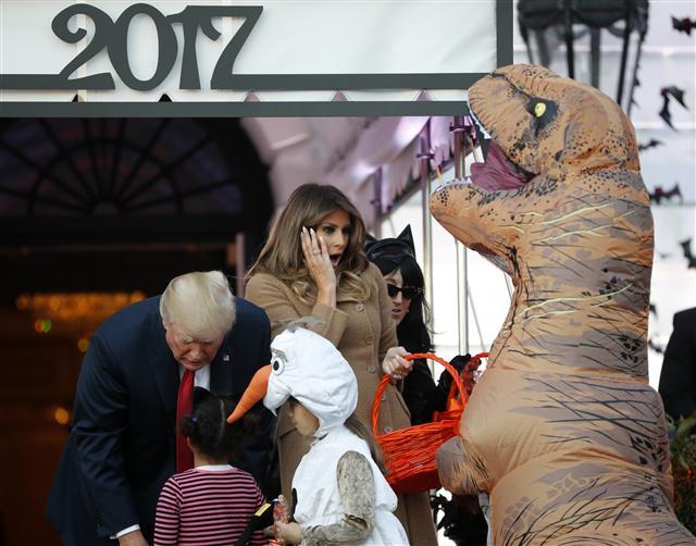 <YONHAP PHOTO-2065> President Donald Trump and first lady Melania Trump hand out treats as they welcome children from the Washington area and children of military families to trick-or-treat celebrating Halloween at the South Lawn of the White House in Washington, Monday, Oct. 30, 2017. (AP Photo/Pablo Martinez Monsivais)/2017-10-31 06:59:36/ <저작권자 ⓒ 1980-2017 ㈜연합뉴스. 무단 전재 재배포 금지.>