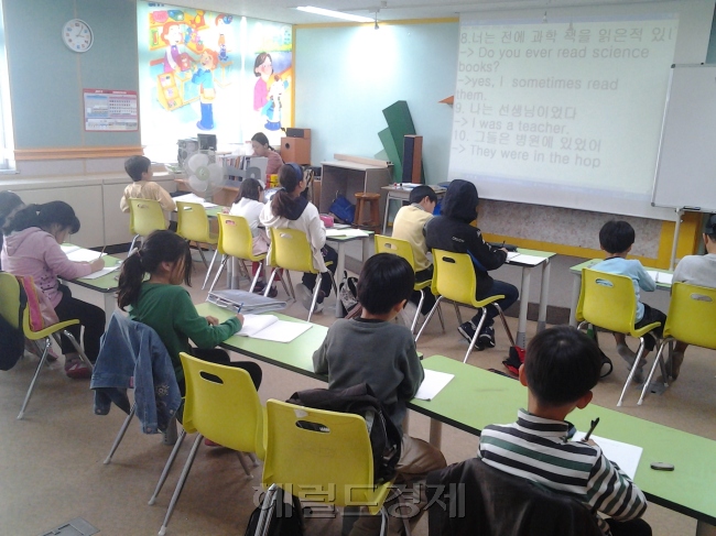 내년 2월말 부터 선행학습 금지법에 의해 초등학교 1~2학년 방과후 수업에서 영어를 가르치지 못하게 되면서 학부모들의 혼란이 가중되고 있다. 학부모들은 방과후 수업의 순기능을 들며 영어 수업 확대를 바라고 있다. 서울 시내 초등학교에서 진행되는 방과후 영어 수업 광경.