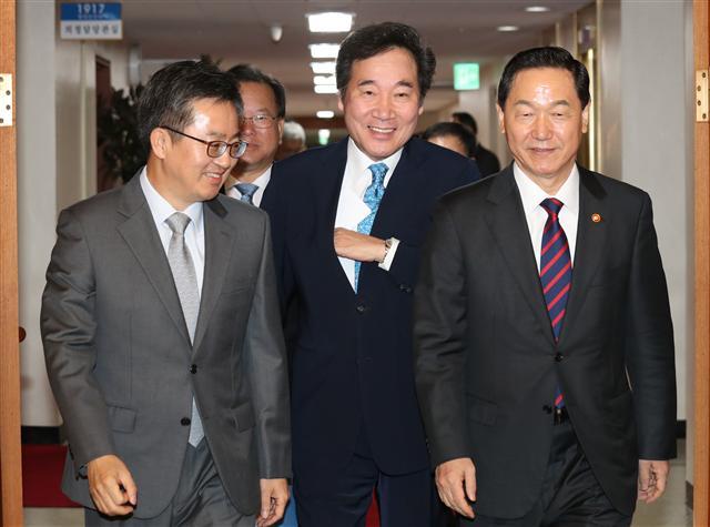 <YONHAP PHOTO-2332> 국무회의장으로 들어오는 이낙연 총리 (서울=연합뉴스) 정하종 기자 = 이낙연 총리(가운데)와 김동연(왼쪽) 경제부총리 겸 기획재정부 장관, 김상곤 사회부총리 겸 교육부 장관이 31일 오전 정부서울청사에서 열린 국무회의장으로 들어오고 있다. 2017.10.31 chc@yna.co.kr/2017-10-31 08:34:32/ <저작권자 ⓒ 1980-2017 ㈜연합뉴스. 무단 전재 재배포 금지.>