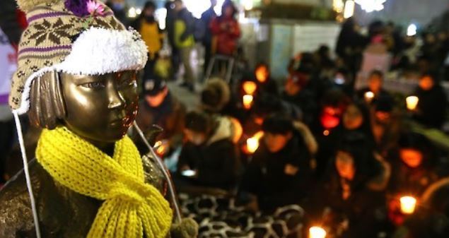 In this file photo, university students and citizens hold a candlelight protest outside the Japanese Embassy in Seoul on Jan. 4, 2016, demanding a repeal of South Korea's agreement with Japan on resolving the issue of "comfort women." (Yonhap)