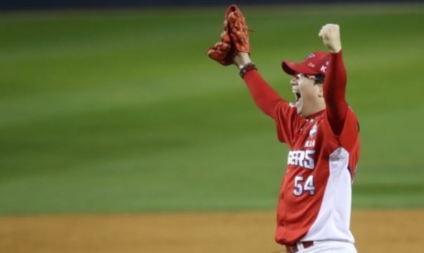 Yang Hyeon-jong of the Kia Tigers celebrates his team's Korean Series championship over the Doosan Bears at Jamsil Stadium in Seoul on Oct. 30, 2017. (Yonhap)