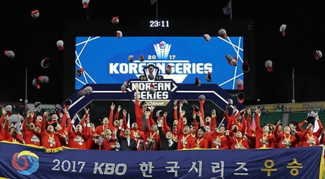 Members of the Kia Tigers throw their hats in the air in celebration of their Korean Series championship over the Doosan Bears at Jamsil Stadium in Seoul on Oct. 30, 2017. (Yonhap)