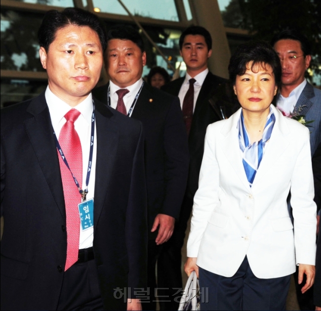 2009년 박근혜 전 한나라당 대표의 인천공항 귀국길을 수행하고 있는 안봉근 전 청와대 국정홍보비서관 [사진=헤럴드경제DB]