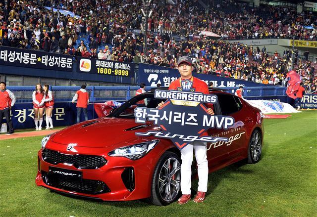기아차는 지난 30일 서울 잠실야구장에서 열린 한국시리즈 5차전 직후 한국시리즈 MVP로 선정된 양현종 기아타이거즈 선수에게 부상으로 기아차의 프리미엄 퍼포먼스 세단 스팅어를 수여했다.  [제공=기아차]