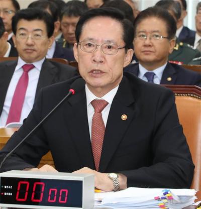 송영무 국방부 장관이 31일 국회에서 열린 국방위 국방부·합동참모본부 등에 대한 종합감사에서 의원들의 질의에 답변하고 있다. 국회는 31일 법제사법, 정무, 기획재정 등 13개 상임위원회별로 국정감사를 마지막으로 20일간의 국정감사를 끝 마쳤다. [연합뉴스]
