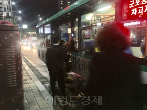 복잡한 버스 정류장일수록 사람이 내려야할 버스 뒷문으로 올라타는 ‘얌체’ 승객이 자주 눈에 띈다. 빨리 올라타 자리를 차지하려는 꼼수지만 버스 기사 시야를 가려 위험천만이다. 사당역 5번출구 인근 버스 정류장에서 뒷문 승차를 감행하는 시민들. [사진=김유진 기자/kacew@heraldcorp.com]
