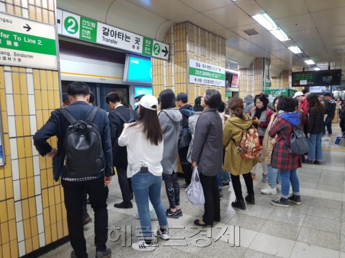 지하철에서 전동차 안의 승객이 먼저 내리고 타야 승하차가 원활히 이뤄지지만 이를 지키는 사람은 많지 않다. 출근길 시민들로 혼잡한 서울 지하철 3호선 교대역 승강장. [사진=유오상 기자/osyoo@heraldcorp.com]