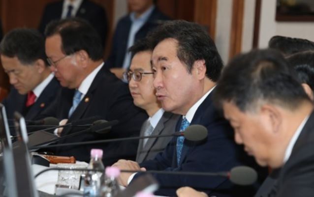 Prime Minister Lee Nak-yon speaks during a Cabinet meeting on Oct. 31, 2017. (Yonhap)
