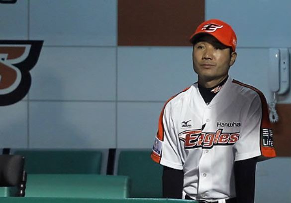 In this file photo taken on Aug. 29, 2012, Han Yong-duk, then interim manager of the Hanwha Eagles, looks on as his team plays the Nexen Heroes in their Korea Baseball Organization regular season meeting at Daejeon Hanbat Stadium in Daejeon. Han was named the Eagles' new manager on Oct. 31, 2017. (Yonhap)
