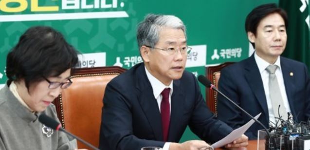 Kim Dong-cheol (C), the floor leader of the minor opposition People's Party, speaks during a party meeting at the National Assembly in Seoul on Oct. 31, 2017. (Yonhap)