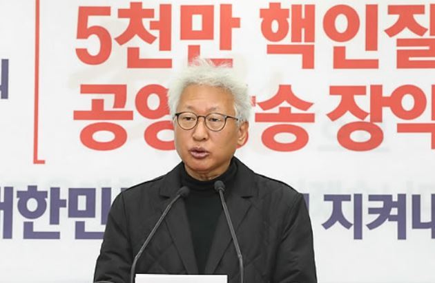 Lew Seok-choon, the chief of the main opposition Liberty Korea Party's reform panel, speaks during a press conference at the party headquarters in Seoul on Oct. 31, 2017. (Yonhap)