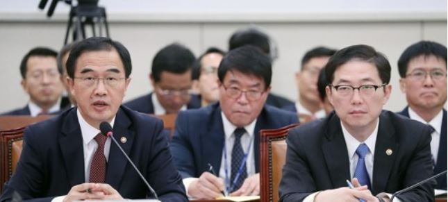 This file photo shows Unification Minister Cho Myoung-gyon (L) speaking to lawmakers in a parliamentary audit. (Yonhap)