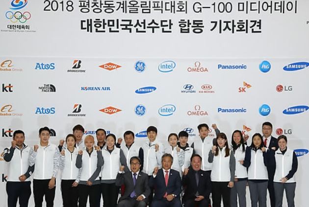 South Korean Olympic officials and winter sports athletes pose for pictures during the media day ahead of the 100-day countdown to the 2018 PyeongChang Winter Olympics at the National Training Center in Seoul on Oct. 31, 2017. (Yonhap)