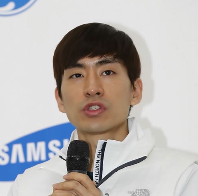 South Korean speed skater Lee Seung-hoon answers a reporter's question during the media day ahead of the 100-day countdown to the 2018 PyeongChang Winter Olympics at the National Training Center in Seoul on Oct. 31, 2017. (Yonhap)