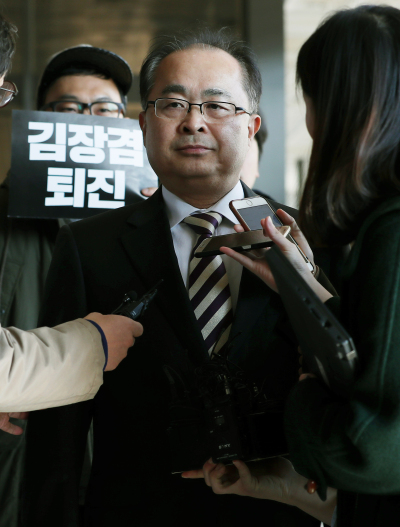 백종문 MBC 부사장이 31일 오후 서초구 서울중앙지검으로 출석하고 있다. 이명박 정부 시절 국가정보원이 공영방송 장악을 위한 공작을 벌였다는 의혹을 수사하는 검찰은 의혹 수사와 관련해 전날 김재철 전 MBC 사장을 소환해 조사했으며 이날 백 부사장도 소환했다. [사진제공=연합뉴스]