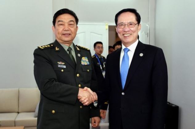 South Korean Defense Minister Song Young-moo (R) shakes hands with his Chinese counterpart Chang Wanquan during a meeting in Clark, the Philippines, on Oct. 24, 2017, in this photo provided by Song's ministry. (Yonhap)