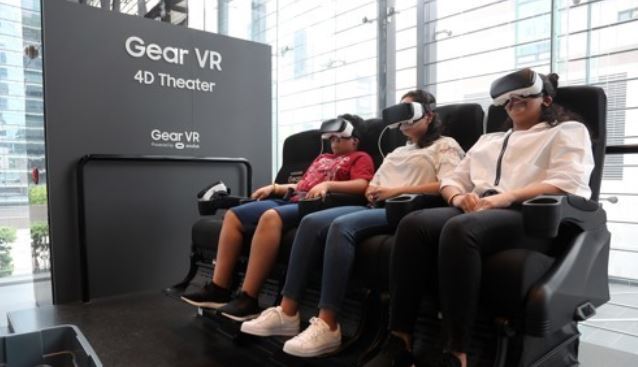 In this photo taken Oct. 27, 2017, foreign visitors experience virtual reality at Samsung Electronics Co.'s brand shop in southern Seoul. (Yonhap)