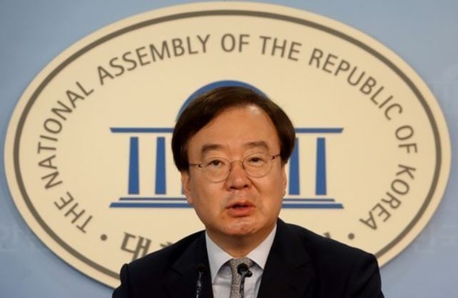 This photo, taken on July 21, 2017, shows Khang Hyo-shang, the spokesman of the main opposition Liberty Korea Party, speaking during a press conference at the National Assembly in Seoul. (Yonhap)