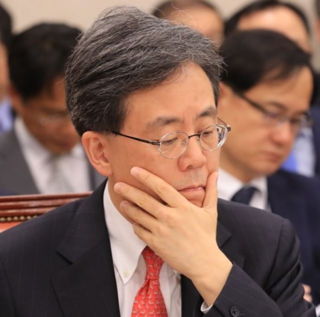 Trade Minister Kim Hyun-chong looks at a document during a parliamentary audit held at the National Assembly on Oct. 31, 2017. (Yonhap)
