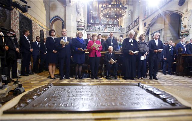 <YONHAP PHOTO-0049> German Chancellor Angela Merkel, center, left, German President Frank-Walter Steinmeier, right, and President of Germany's parliament Bundestag Wolfgang Schaeuble, center right, attend ceremonies for the 500th anniversary of the Reformation in front of the grave of Martin Luther at the Castle Church in Wittenberg, Germany, Tuesday, Oct. 31, 2017. (Hannibal Hanschke/Pool via AP)/2017-11-01 00:15:48/ <저작권자 ⓒ 1980-2017 ㈜연합뉴스. 무단 전재 재배포 금지.>