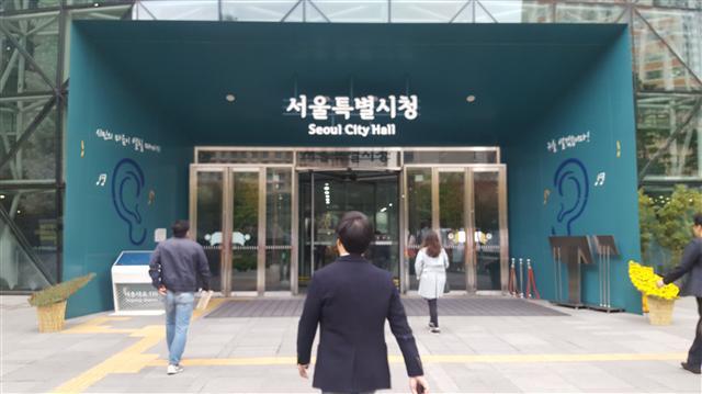 직원들의 잇단 사고, 계속되는 불신…. 박원순 시장의 서울시가 흔들리고 있다. 박 시장을 등에 업은 시민단체, 노동계 등 ‘비선실세’들의 횡포는 매년 심해지고 있다. 계속되는 지적에도 책임을 지겠다는 말만 되풀이하는 박원순표 리더십에 많은 직원들은 지친 상황이다. 내부에선 “3선은 괜찮으니, 차라리 국회나 청와대로 가주시라”는 말도 나오고 있다.