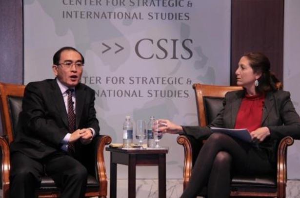 Thae Yong-ho (L) speaks at the Center for Strategic and International Studies in Washington on Oct. 31, 2017. (Yonhap)