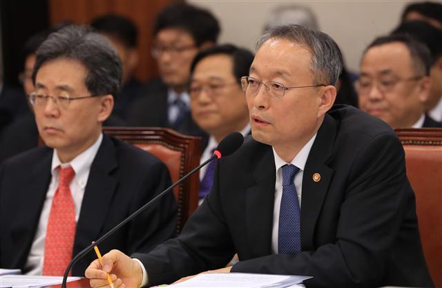 <YONHAP PHOTO-4523> 탈원전 정책 설명하는 백운규 장관 (서울=연합뉴스) 서명곤 기자 = 31일 오전 국회에서 열린 산업통상자원중소벤처기업 종합감사에서 백운규 산업통상자원부 장관이 탈원전 정책과 관련된 의원들의 질의에 답하고 있다. 2017.10.31 seephoto@yna.co.kr/2017-10-31 15:51:33/ <저작권자 ⓒ 1980-2017 ㈜연합뉴스. 무단 전재 재배포 금지.>