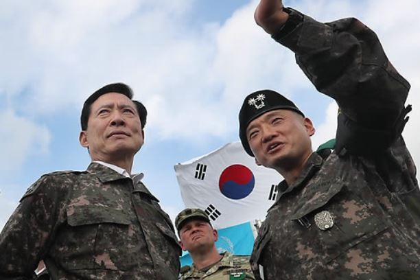 South Korean Defense Minister Song Young-moo visiting a front-line unit. (Yonhap)