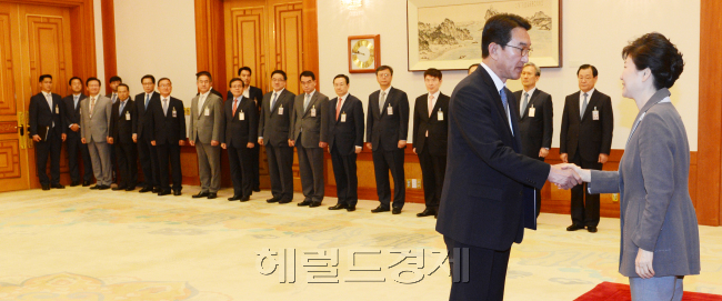 박근혜 전 대통령이 2015년 7월 13일 현기환 당시 신임 정무수석 비서관에게 임명장을 수여하고 있다. 현기환 전 정무수석도 국가정보원으로부터 매달 500만원을 받았다는 의혹이 제기됐다. [사진=헤럴드경제DB]