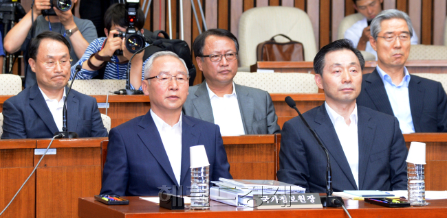 2013년 8월 5일 국회에서 열린 국정원 국조특위 기관보고. 왼쪽부터 이헌수 전 기조실장, 남재준 전 원장, 한기범 1차장, 서천호 2차장, 김규석 3차장. 이헌수 전 실장과 서천호 전 2차장은 각각 보수단체 자금 불법 지원과 수사방해 혐의로 검찰 조사를 받았다. [사진=헤럴드경제DB]