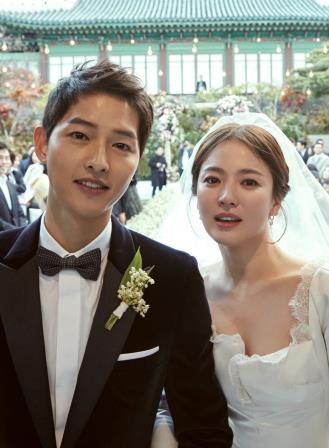결혼식 올린 송중기(왼쪽)-송혜교 (사진=연합뉴스-블러썸엔터테인먼트&UAA 제공)