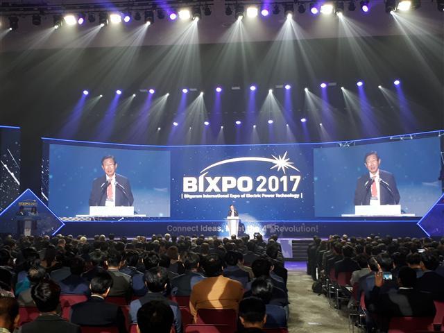 조환익 한국전력공사 사장이 1일 광주 김대중컨벤션센터에서 열린 ‘2017 빛가람 국제전력기술 엑스포(BIXPO 2017)’ 개막식에서 기념사를 하고 있다.   [제공=한국전력공사]
