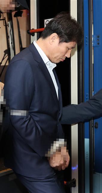 국가정보원으로부터 수십억 원대의 뇌물을 받은 혐의로 체포된 안봉근 전 청와대 국정홍보비서관이 1일 오전 검찰 조사를 받기 위해 서울중앙지검 별관으로 출석하고 있다.
[연합뉴스]