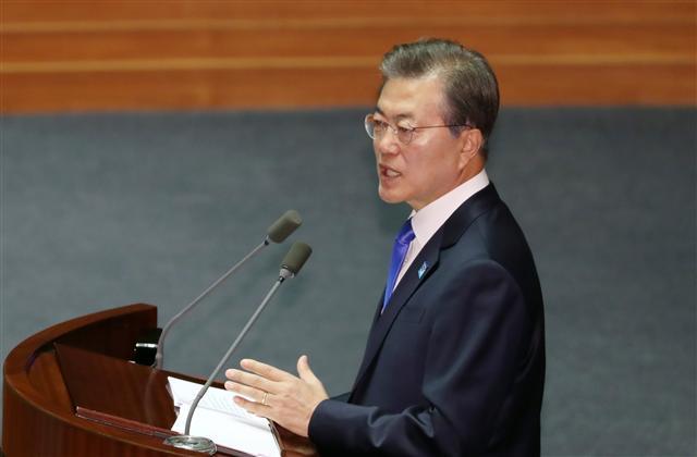 문재인 대통령이 1일 오전 국회 본회의장에서 2018년도 예산안 시정연설을 하고 있다. [제공=연합뉴스]