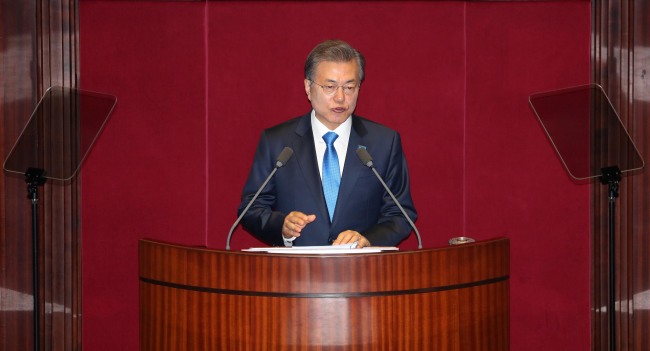 문재인 대통령이 1일 오전 서울 여의도 국회 본회의장에서 내년도 예산안 국회 본회의 상정에 따른 시정연설을 하고 있다.[사진=연합뉴스]
문재인 대통령이 1일 오전 서울 여의도 국회 본회의장에서 내년도 예산안 국회 본회의 상정에 따른 시정연설을 하고 있다.[사진=연합뉴스]