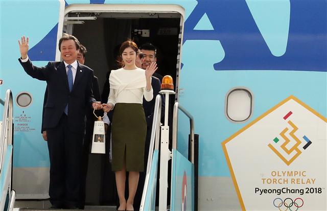고대 올림피아 헤라 신전에서 화려한 불꽃을 피운 2018 평창동계올림픽 성화가 마침내 우리나라에 도착했다. ‘모두를 빛나게 하는 불꽃’이라는 평창올림픽 성화는 대회 개막을 꼭 100일 앞둔 1일 전세기편으로 인천공항에 무사히 안착했다. 그리스에서 채화된 2018 평창동계올림픽 성화는 그 나라 스포츠 스타들과 축구스타 박지성, 동계올림픽 사상 첫 금메달리스트 김기훈 등에 의해 일주일 간 현지 순회하고 이희범 조직위원장의 손에 넘겨진 뒤 전세기로 출발, 개막 G-100일인 1일 오전 10시 45분 인천국제공항에 도착했다. 도종환 문체부 장관과 김연아 홍보대사가 평화의 올림픽 성화봉을 들고 전세기에서 내려오자 국민환영단 500여명이 환호했고, 비보이 댄스와 국악 합동 공연 등 사전행사가 이어졌다. 101일 동안 7500명이 2018㎞를 봉송하는 동안 대한민국 온 나라를 비추고 그곳에서 ‘문화올림픽’이 진행된다. ▶관련기사 2면 [연합뉴스]