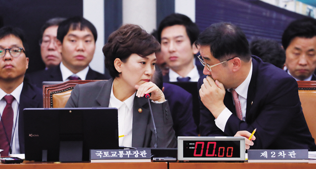 김현미 국토교통부 장관이 31일 국회에서 열린 국토교통위원회 종합 국정감사서 맹성규 2차관과 대화하고 있다.  [연합뉴스]