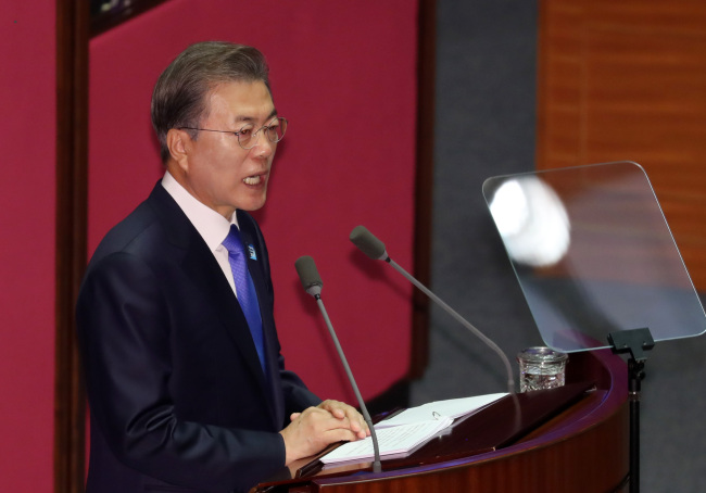 문재인 대통령이 1일 오전 서울 여의도 국회 본회의장에서 내년도 예산안 국회 본회의 상정에 따른 시정연설을 하고 있다.[사진=연합뉴스]
문재인 대통령이 1일 오전 서울 여의도 국회 본회의장에서 내년도 예산안 국회 본회의 상정에 따른 시정연설을 하고 있다.[사진=연합뉴스]