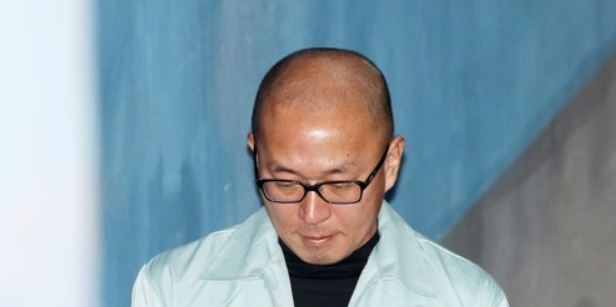 Advertising director Cha Eun-taek enters the courthouse to attend his trial on Nov. 1, 2017. (Yonhap)