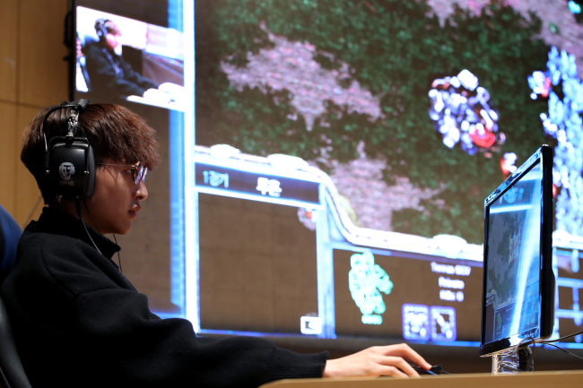 Professional gamer Song Byung-gu partakes in a human versus AI Starcraft competition at Sejong University in Seoul, Tuesday. (Yonhap)