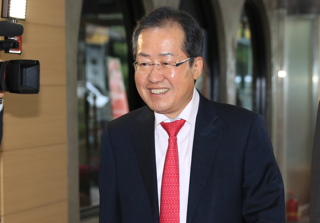 자유한국당 홍준표 대표가 1일 오후 최고위원 오찬을 위해 서울 여의도 한 식당으로 들어서고 있다.[사진=연합뉴스]
자유한국당 홍준표 대표가 1일 오후 최고위원 오찬을 위해 서울 여의도 한 식당으로 들어서고 있다.[사진=연합뉴스]