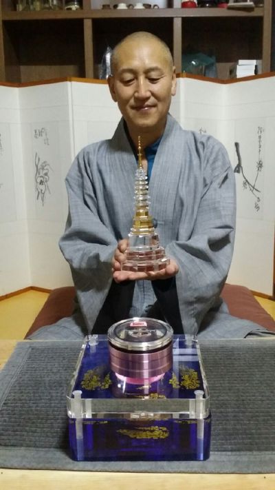 수도사 주지 덕운스님이 월정사석탑과 분황사모전석탑 모형으로 만든 사리보관함에 진신사리를 보관하고 있다. [사진제공=수도사]