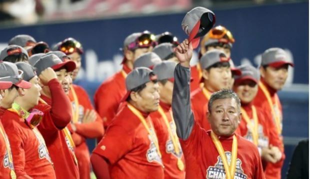 Kim Ki-tai (front, R), manager of the Korean Series champions Kia Tigers, salutes the fans during the on-field celebration of the Korea Baseball Organization title at Jamsil Stadium in Seoul on Oct. 30, 2017. The Tigers signed Kim to a three-year extension on Nov. 1, 2017. (Yonhap)