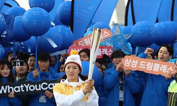 South Korean speed skater Lee Sang-hwa prepares to carry the torch for the 2018 PyeongChang Winter Olympics on Incheon Bridge in Incheon on Nov. 1, 2017. (Yonhap)