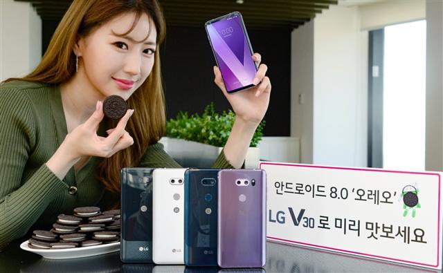 LG전자 모델이 ‘LG V30’ 사용자를 대상으로 실시하는 ‘LG OS 프리뷰’ 프로그램을 소개하고 있다.  [제공=LG전자]