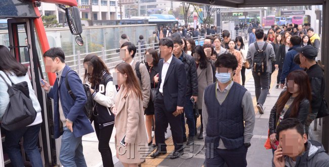 버스나 지하철 등 대중교통은 수많은 사람들이 매일 이용하는 ‘공공재’입니다. 모두의 것이기는 하지만, 특정인의 것은 아닙니다. 그런데 누군가 자신만의 편의를 위해 대중교통을 이용할때 에티켓을 지키지 않는다면 어떻게 될까요? 승객이 내리지도 않았는데 어깨로 밀치며 올라 탄다거나 버스에서 다른 사람이 내려야 하는 뒷문으로 탄다든지 하면 말입니다. 이런 행동들은 타인의 눈살을 찌푸리게 할 뿐 아니라 많은 사람들의 안전을 위협하기도 합니다.
지하철이나 버스 등 대중교통에는 노약자석이 있습니다. 그런데 일부 일반 승객들은 이 자리에 앉을 권리가 있는 노약자들과 심심치 않게 다툼이 벌어지기도 합니다. 임산부 배려석도 여전히 임산부도 아닌 사람들이 앉는 일이 많습니다.   ▶관련기사 11면
대중교통 문화는 그 나라의 품격입니다. 다른 승객들 안전을 위해 지하철에서 스마트폰은 자제하는 일본, 여성들의 공간을 지켜주는 두바이. 배려를 통해 진짜 시민의 발이 된 대중교통을 살펴봤습니다.
특별취재팀/mkkang@heraldcorp.com
▶특별취재팀: 함영훈 부장(팀장), 강문규 차장, 이한빛 기자,  원호연 기자, 이현정 기자, 김진원 기자, 유오상 기자, 정세희 기자, 김유진 기자, 이승환 기자, 박세정 기자.
▶후원:롯데문화재단, 모두투어, 국립현대미술관, 도로교통공단
▶자문단(가나다순)
고현종 노년유니온 사무처장
김문조 고려대 사회학과 명예교수
김재철 한국교총 대변인
남부호 교육부 교육과정정책관 국장
박무혁 도로교통공단 교수
안진걸 참여연대 협동사무처장
양무승 한국여행업협회 회장
우철문 경찰청 여성청소년과장
윤상훈 녹색연합 사무처장
이기형 도로교통공단 교수
이명숙 법무법인 나우리 대표
전우정 서울지방변호사회 공보이사
정제영 이화여대 교육학과 교수
지혜원 경희대 문화예술경영학과 교수
한경아 재단법인 한국방문위 사무국장
한광규 롯데문화재단 대표
황주영 여행박사 대표이사