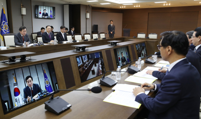 <YONHAP PHOTO-2157> 이낙연 총리, 국정현안점검조정회의 주재 (세종=연합뉴스) 이진욱 기자 = 이낙연 국무총리가 2일 오전 정부세종청사에서 열린 국정현안점검조정회의를 주재하고 있다. 2017.11.2 cityboy@yna.co.kr/2017-11-02 09:14:26/ <저작권자 ⓒ 1980-2017 ㈜연합뉴스. 무단 전재 재배포 금지.>
<YONHAP PHOTO-2157> 이낙연 총리, 국정현안점검조정회의 주재 (세종=연합뉴스) 이진욱 기자 = 이낙연 국무총리가 2일 오전 정부세종청사에서 열린 국정현안점검조정회의를 주재하고 있다. 2017.11.2 cityboy@yna.co.kr/2017-11-02 09:14:26/ <저작권자 ⓒ 1980-2017 ㈜연합뉴스. 무단 전재 재배포 금지.>