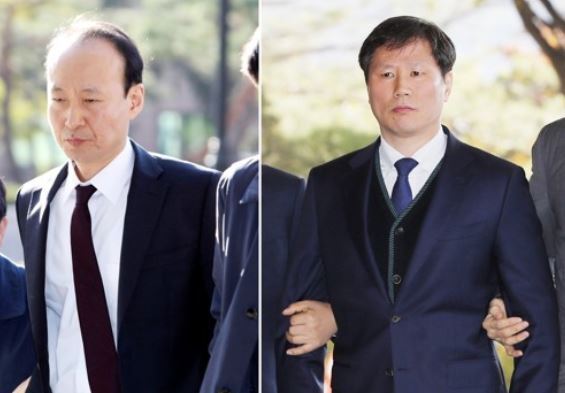 This composite photo shows two former presidential secretaries embroiled in bribery scandal -- Lee Jae-man (L) and Ahn Bong-geun -- being taken into custody by the Seoul Central District Prosecutors' Office on Oct. 31, 2017. (Yonhap)